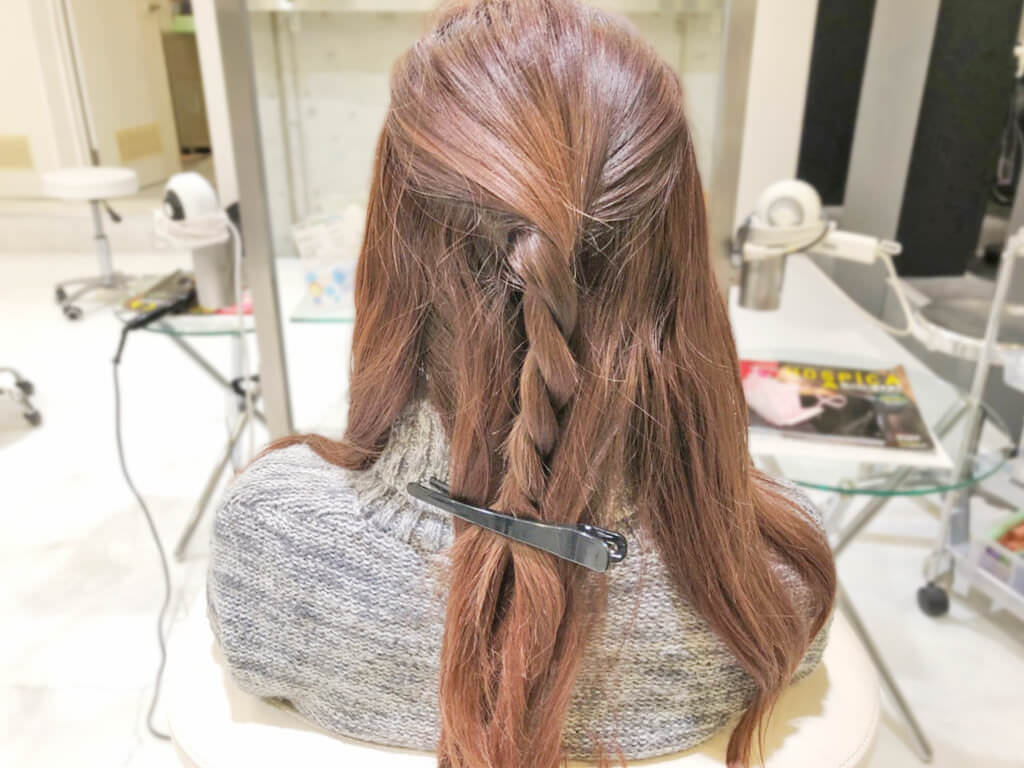 ラフでおしゃれ♪ロープ編みヘアアレンジでつくる簡単ローポニーテール3