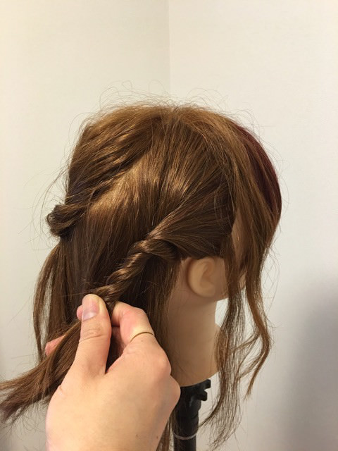 後れ毛が可愛い♪ミディアムヘアでもこなれ感が出るアップヘアー☆2