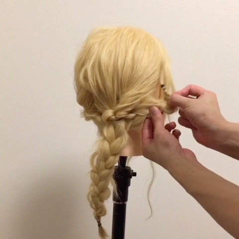 三つ編みで作る!簡単かわいいアップスタイル♪3
