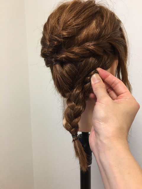 後れ毛が可愛い♪ミディアムヘアでもこなれ感が出るアップヘアー☆5