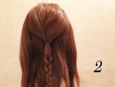 大きな三つ編みが可愛い♡長めのロングヘアの人におすすめの華やかな編み下ろしアレンジ (2)