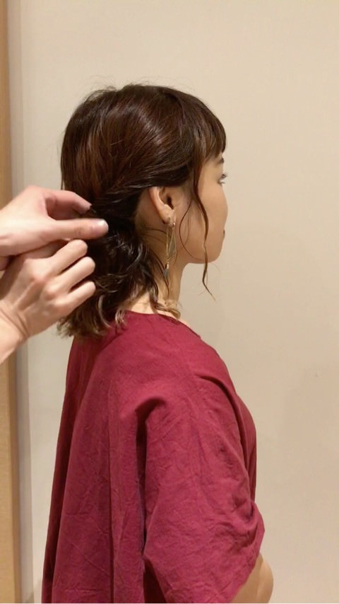 ミディアムヘアのねじねじアップアレンジ♪1