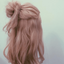 海外でも流行したお団子ハーフアップ「HUN」　ヘアアレンジ　ロングヘア