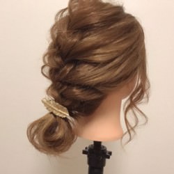 ゆるっとラフな編み込みシニヨン ヘアアレンジ ミディアムヘア