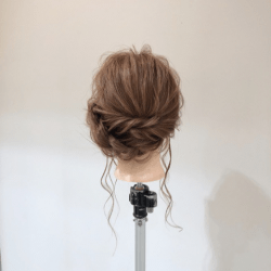 くるりんぱとツイストで作るルーズさが可愛いお呼ばれアレンジ ヘアアレンジ ミディアムヘア