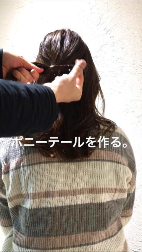 三つ編みとくるりんぱで☆おしゃれなミディアムヘアアレンジ1