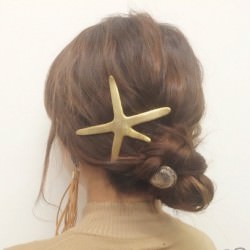 三つ編みをクルクルっと!夏にピッタリのまとめ髪アレンジ ヘアアレンジ ミディアムヘア