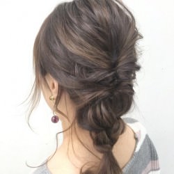 三つ編みとくるりんぱで☆おしゃれなミディアムヘアアレンジ ヘアアレンジ ミディアムヘア