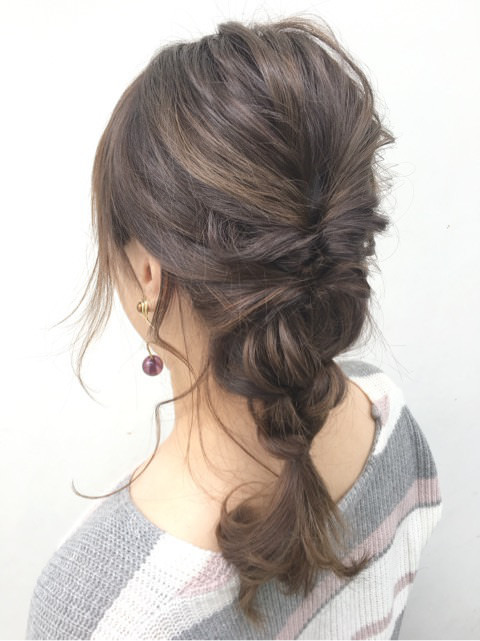 三つ編みとくるりんぱで☆おしゃれなミディアムヘアアレンジ