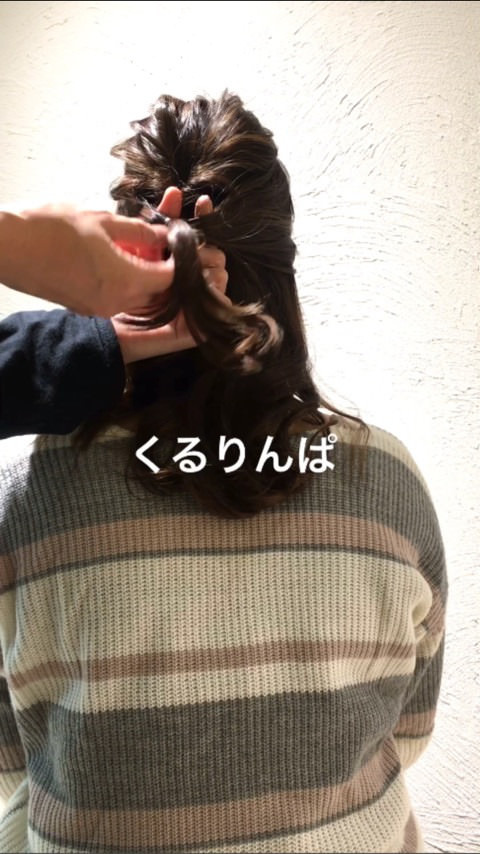 三つ編みとくるりんぱで☆おしゃれなミディアムヘアアレンジ4