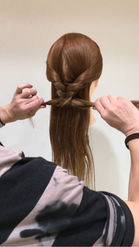 三つ編み×くるりんぱでボリューミーなハーフアップ♪3