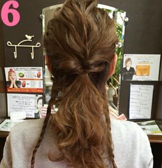 ヘアアクセを使ったワンランク上の三つ編みダウンアレンジ☆6