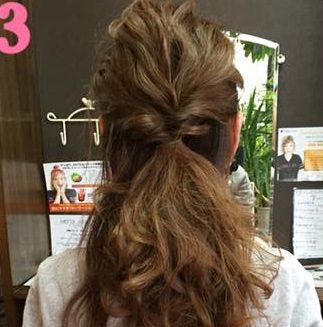 ヘアアクセを使ったワンランク上の三つ編みダウンアレンジ☆3