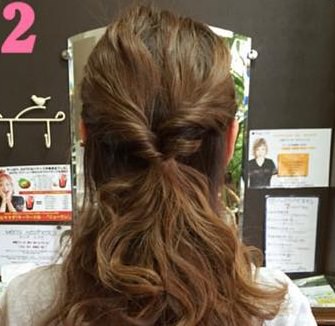 ヘアアクセを使ったワンランク上の三つ編みダウンアレンジ☆2