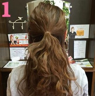 ヘアアクセを使ったワンランク上の三つ編みダウンアレンジ☆1