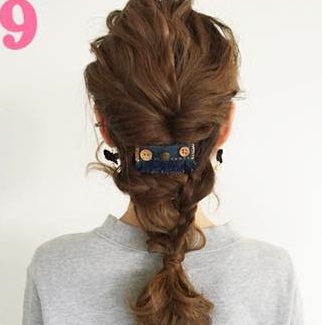 ヘアアクセを使ったワンランク上の三つ編みダウンアレンジ☆9