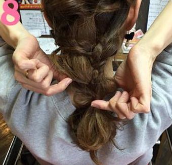 ヘアアクセを使ったワンランク上の三つ編みダウンアレンジ☆8