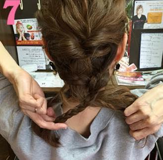 ヘアアクセを使ったワンランク上の三つ編みダウンアレンジ☆7