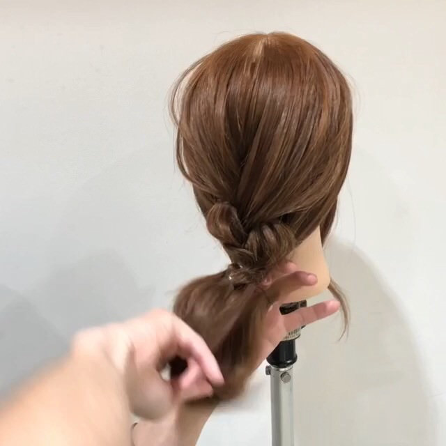 すっきりまとまるシニヨンスタイル♪3