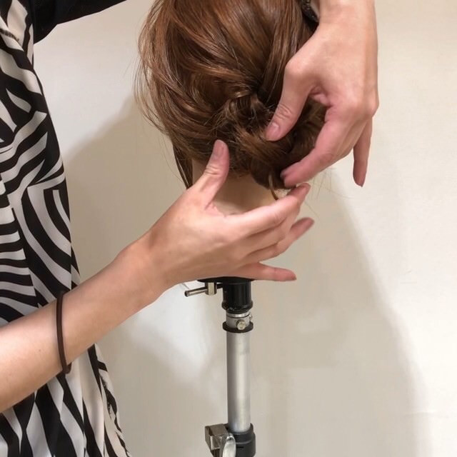 すっきりまとまるシニヨンスタイル♪5