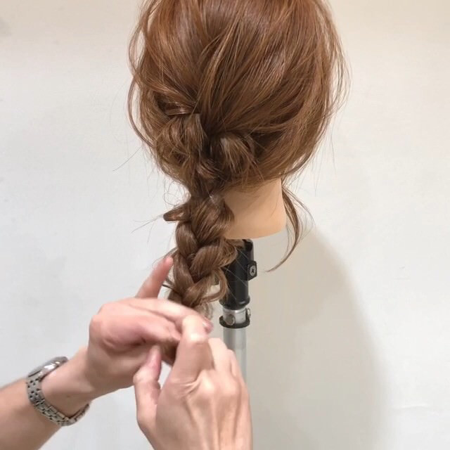 すっきりまとまるシニヨンスタイル♪4