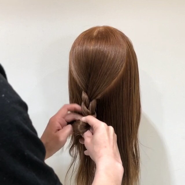 すっきりまとまるシニヨンスタイル♪1