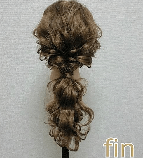 波巻きが女性らしさを演出 簡単ローポニーテール ヘアレシピ 頭美人