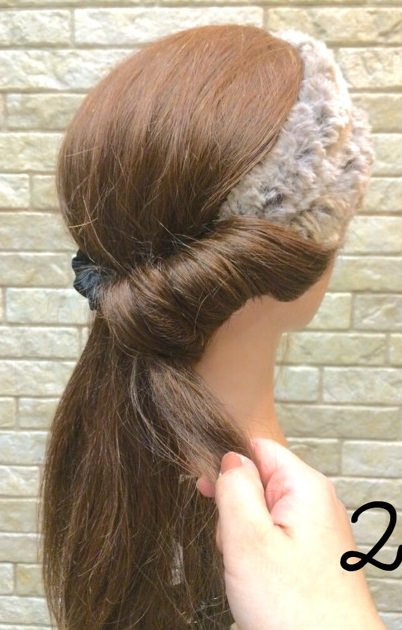 忙しい日にピッタリ♪ヘアバンドだけの簡単アレンジ2