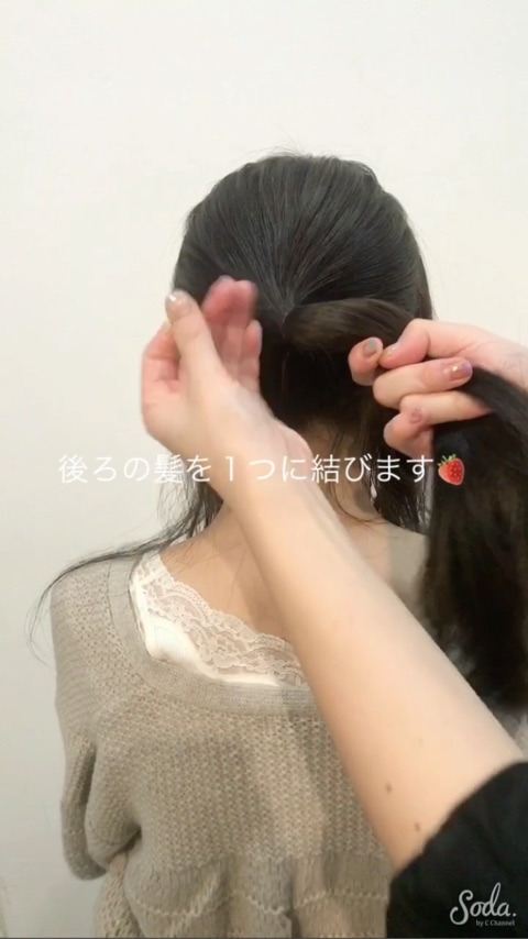 ふんわり感が女性らしい！サイドアレンジの甘めポニー♡1