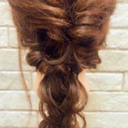 定番のくるりんぱ×三つ編みがもっとおしゃれに仕上がる♪キュートな編み下ろしアレンジ ヘアアレンジ ロングヘア