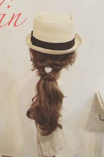 簡単におしゃれさんになれちゃう☆帽子×ローポニーテールでつくるこなれ感たっぷりのアレンジバックスタイル