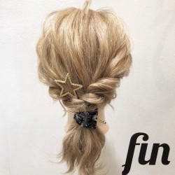 ねじねじするだけ！ヘアアクセサリーの魅力がアップする簡単ポニーテールアレンジtop