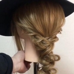 帽子を被っても可愛い♡無造作風ローポニテ ヘアアレンジ ロングヘア