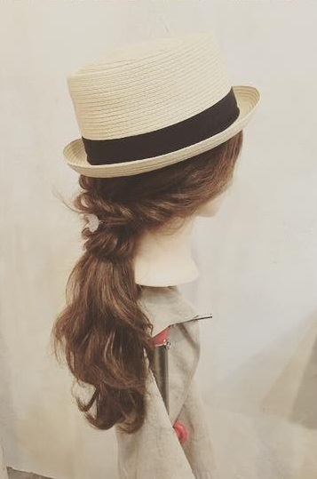 簡単におしゃれさんになれちゃう☆帽子×ローポニーテールでつくるこなれ感たっぷりのアレンジサイドスタイル