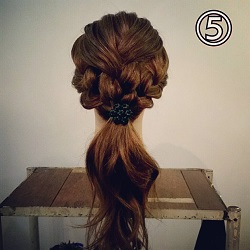 いつもよりゴージャスな仕上がりに☆三つ編みだけでできる簡単ポニーテールアレンジ ヘアアレンジ ミディアムヘア