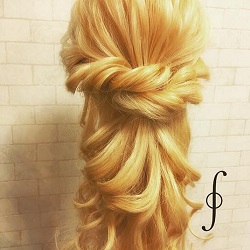 いつものハーフアップに一工夫◎毛先のカールが可愛いお嬢様風ハーフアップアレンジ ヘアアレンジ ミディアムヘア