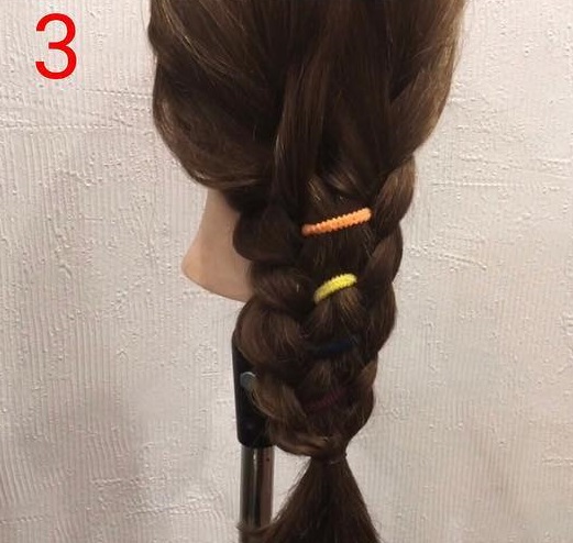 付けるだけでポップになる☆リングヘアバンドを使った編み下ろしアレンジ3