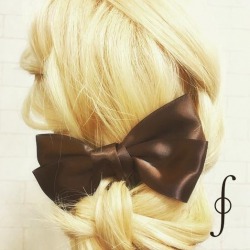 ヘアアクセサリーと相性ぴったり◎三つ編みだけで華やかな印象になるアップアレンジ ヘアアレンジ ロングヘア