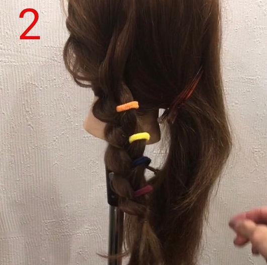 付けるだけでポップになる☆リングヘアバンドを使った編み下ろしアレンジ2