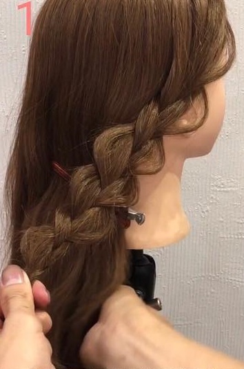 クリップでおしゃれ度倍増☆お出かけにしていきたいまとめ髪アレンジ1