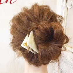 ゆるっとこなれ感のあるお団子ヘア ヘアアレンジ ロングヘア