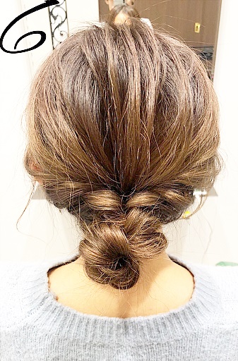 ロングヘアでも綺麗にまとまる◎後ろ姿が美人に見えるシニヨンアレンジ6