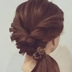 くるりんぱを使った上品なサイドローポニー ヘアレシピ 頭美人 くるりんぱを使った上品なサイドローポニー ヘアレシピ 頭美人