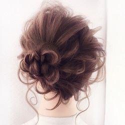 後ろ姿が印象的♡ねじってできるお呼ばれヘアアレンジ♪ ヘアアレンジ ミディアムヘア