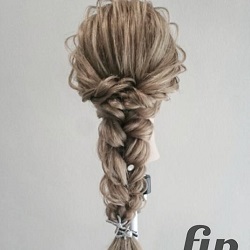 ほぐし方がポイント!三つ編みだけでもこなれ感が出せるダウンスタイル ヘアアレンジ ミディアムヘア