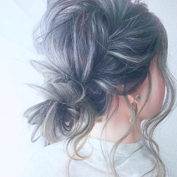 後れ毛で小顔効果◎三つ編みとくるりんぱで作るお呼ばれシニヨンアレンジ♡ ヘアアレンジ ロングヘア