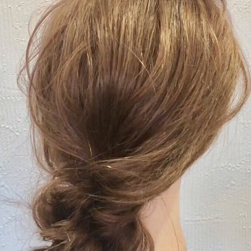 海外で人気のノットヘアーでこなれ感たっぷりに仕上がる☆ゴム1本だけのシニヨンアレンジtop