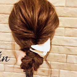 ヘアアクセサリーで印象は変わる！くるりんぱで作るお団子アレンジ　ヘアアレンジ　ミディアムヘア