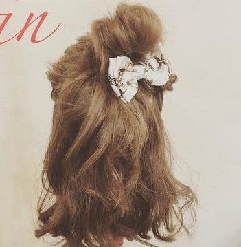 ロープ編みとカールで作る ふわふわハーフアップお団子 ヘアレシピ 頭美人