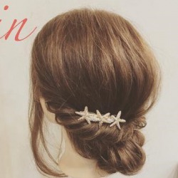 夏らしいアクセサリーで涼しげな雰囲気に♪好印象間違いなしのシニヨンアレンジ ヘアアレンジ ロングヘア